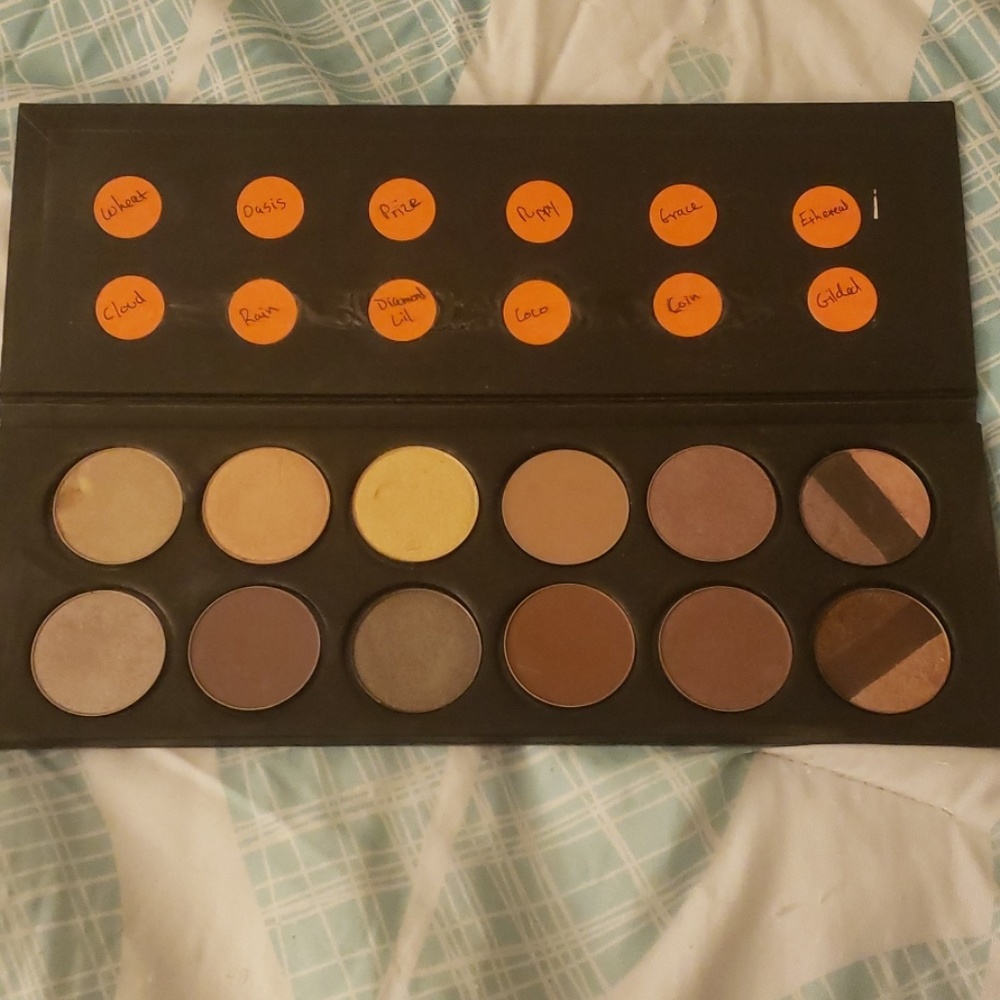 Stila 12 Pan Eyeshadows Palette